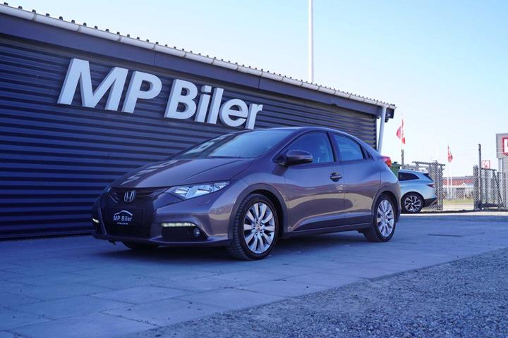 Beige Honda Civic fra 2012 set udefra