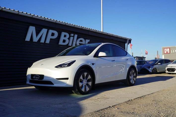 Hvid Tesla Model Y fra 2024 set udefra