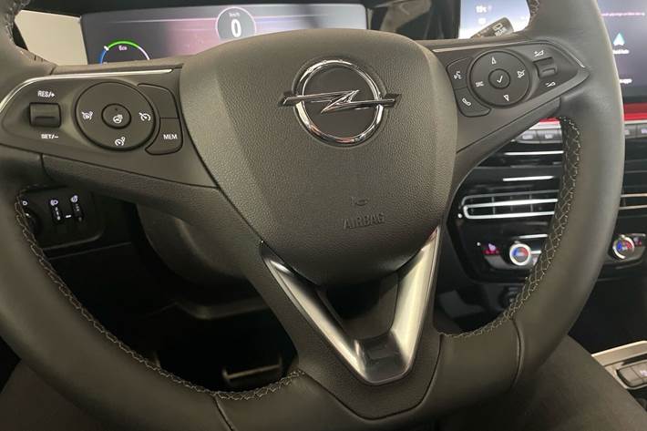 Hvid Opel Mokka-e fra 2023