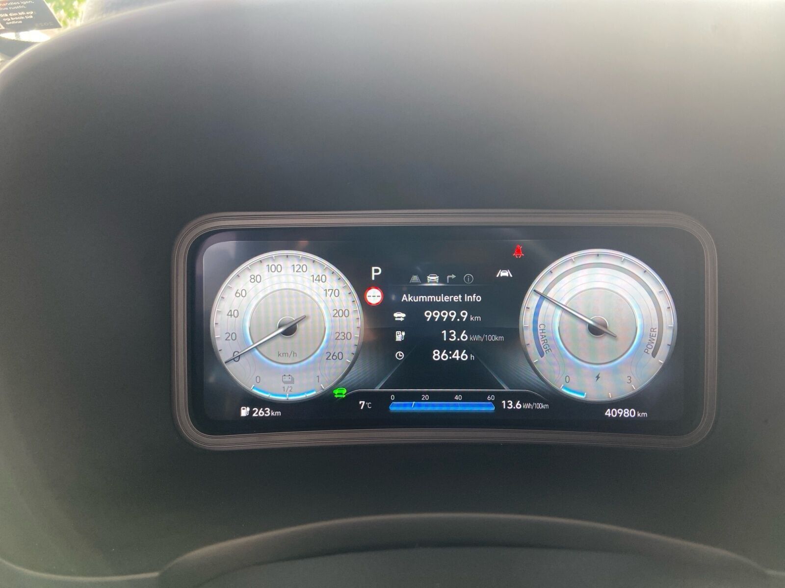 Grå Hyundai Kona fra 2021