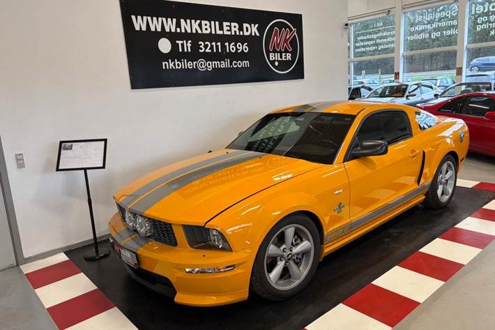 Orange Ford Mustang fra 2008 set udefra