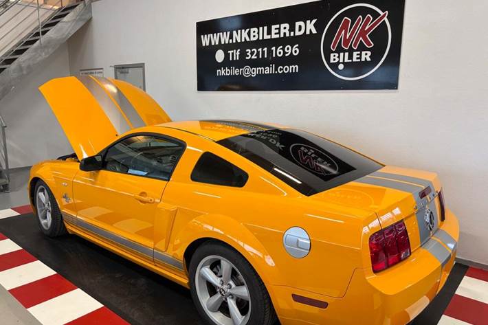 Orange Ford Mustang fra 2008