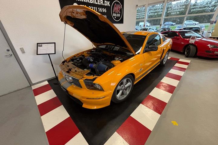 Orange Ford Mustang fra 2007