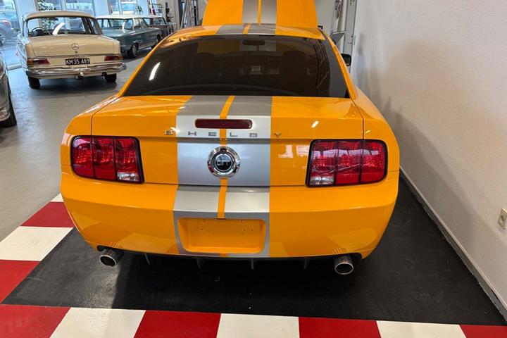 Orange Ford Mustang fra 2007