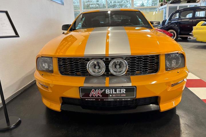 Orange Ford Mustang fra 2007