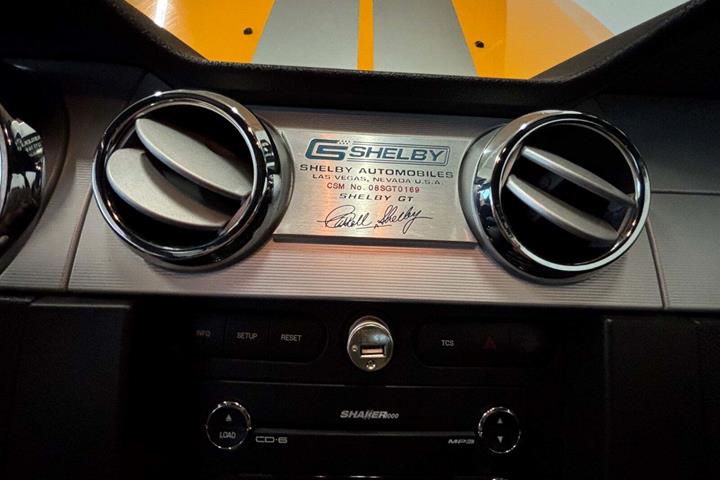 Orange Ford Mustang fra 2007