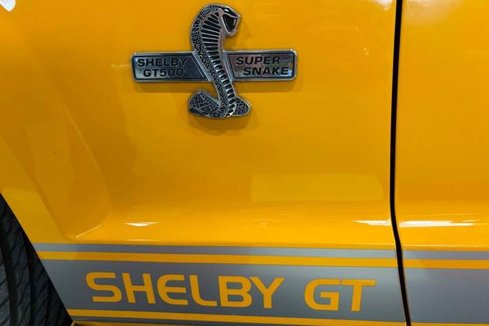 Orange Ford Mustang fra 2008