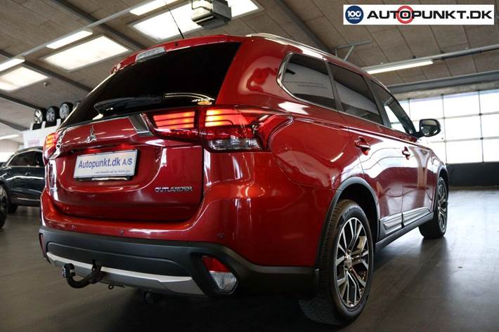 Rød Mitsubishi Outlander fra 2016