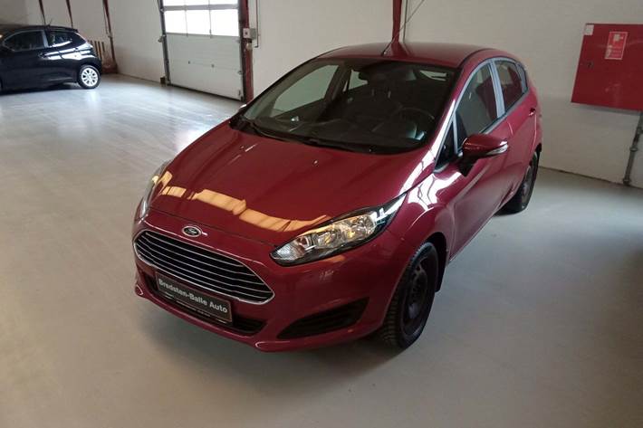Rød Ford Fiesta fra 2014