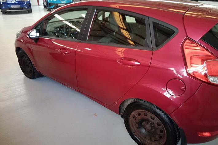 Rød Ford Fiesta fra 2014