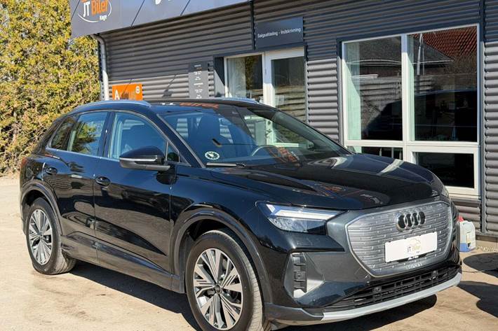 Sort Audi Q4 e-tron fra 2023 set udefra