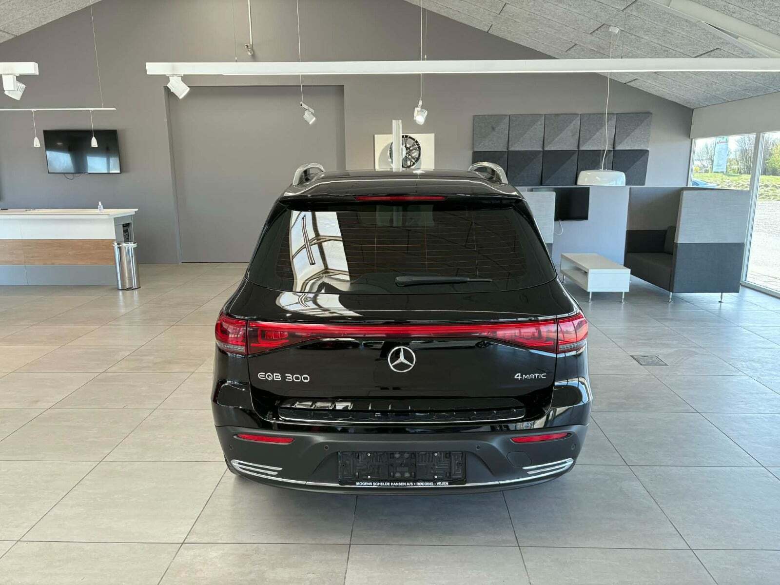 Sort Mercedes EQB300 fra 2022