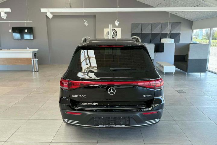 Sort Mercedes EQB300 fra 2022