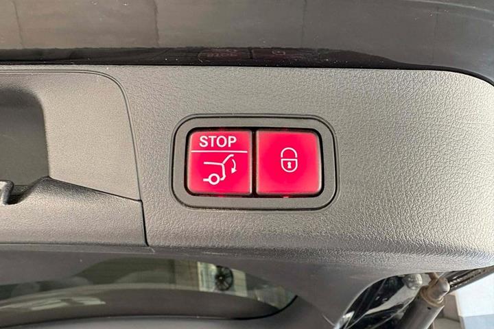 Sort Mercedes EQB300 fra 2022