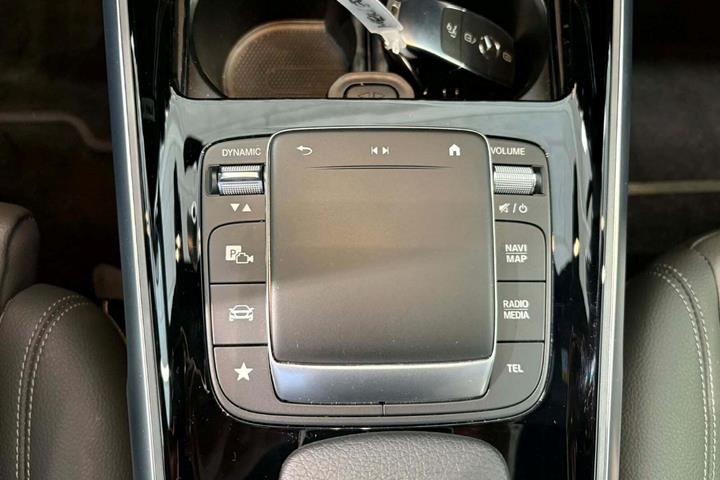 Sort Mercedes EQB300 fra 2022