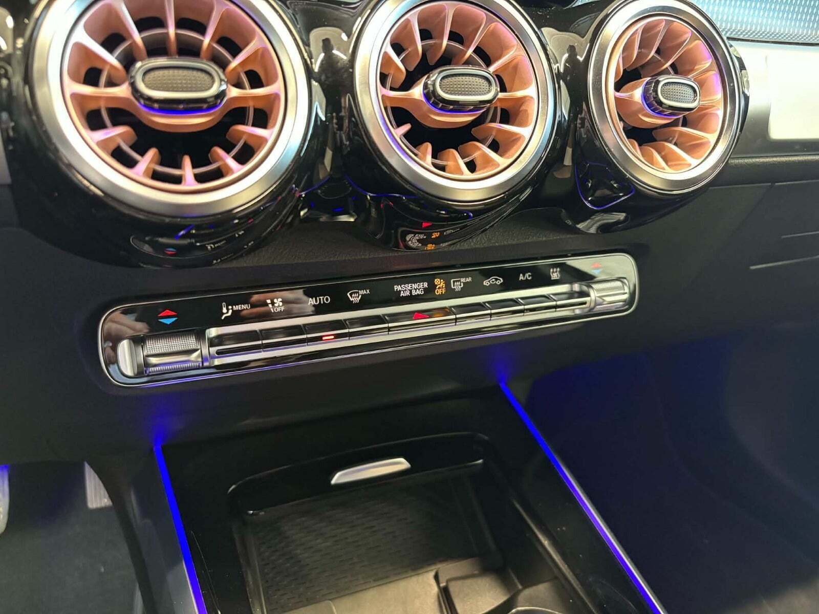 Sort Mercedes EQB300 fra 2022