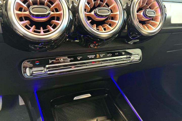 Sort Mercedes EQB300 fra 2022
