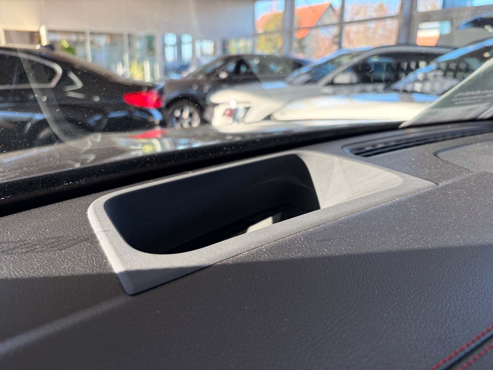 Grå Mercedes EQB300 fra 2023