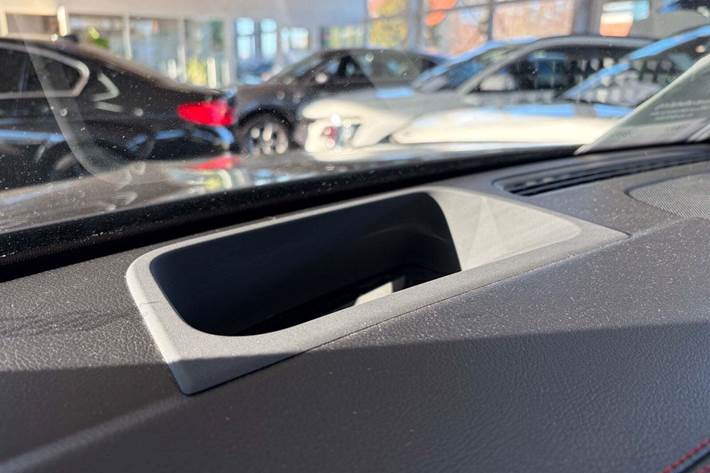 Grå Mercedes EQB300 fra 2023