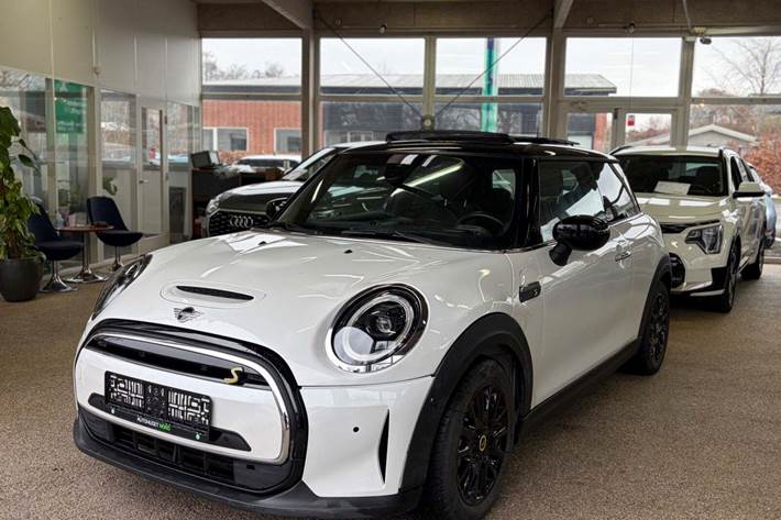 Rød Mini Cooper SE fra 2023 set udefra