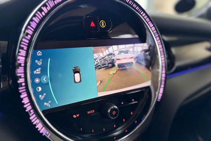 Rød Mini Cooper SE fra 2023