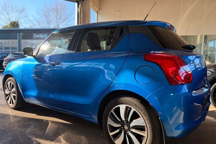 Blå Suzuki Swift fra 2017