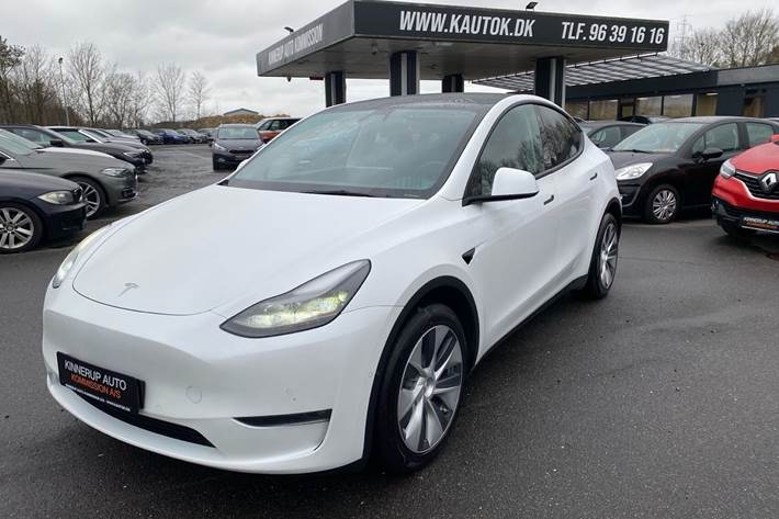 Hvid Tesla Model Y fra 2021