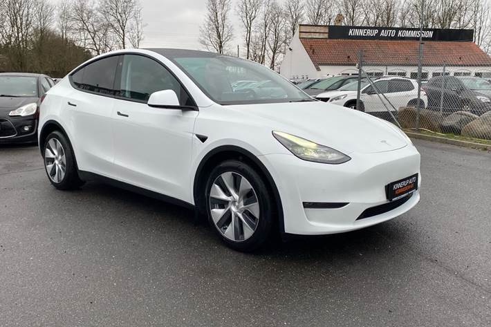 Hvid Tesla Model Y fra 2021