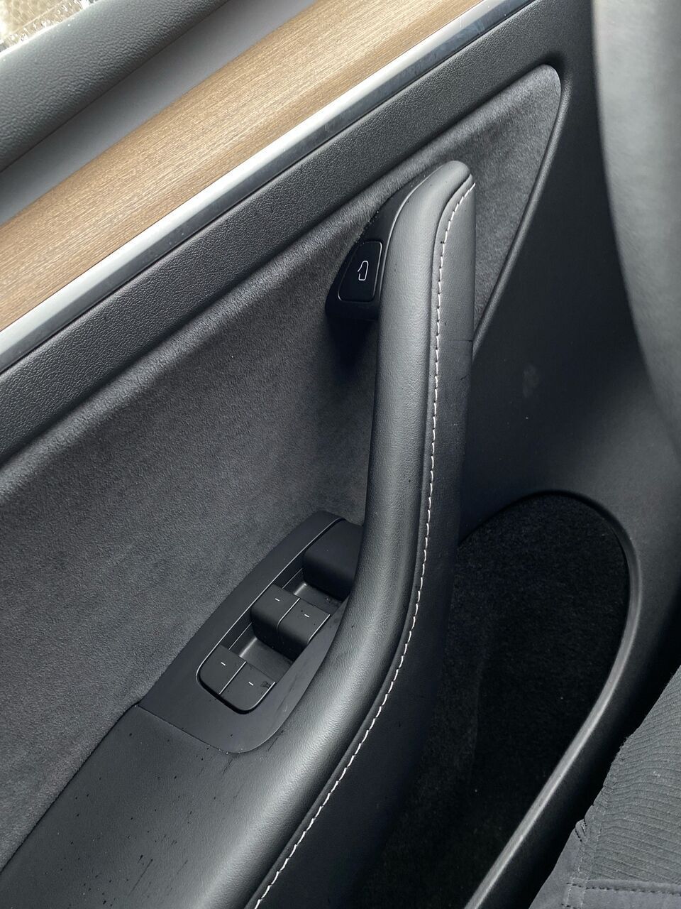 Hvid Tesla Model Y fra 2021