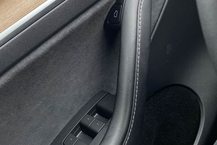 Hvid Tesla Model Y fra 2021