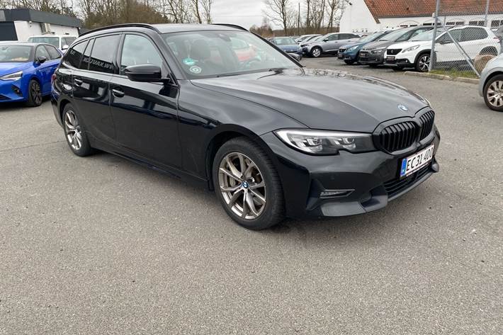 Sort BMW 330e fra 2020