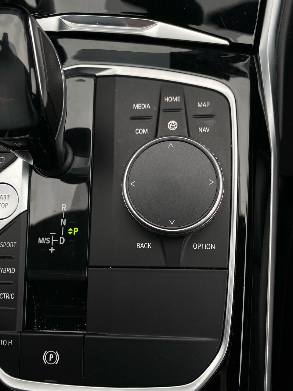 Sort BMW 330e fra 2020