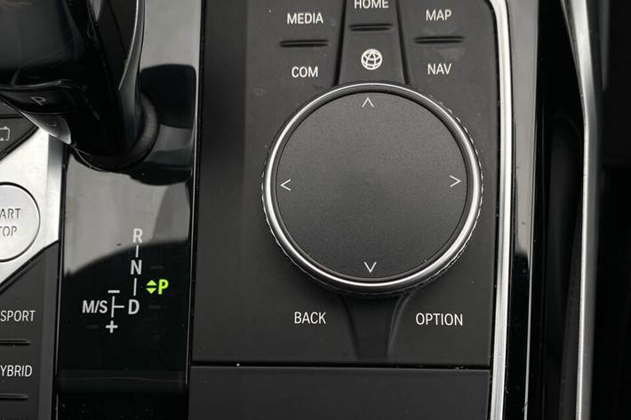 Sort BMW 330e fra 2020