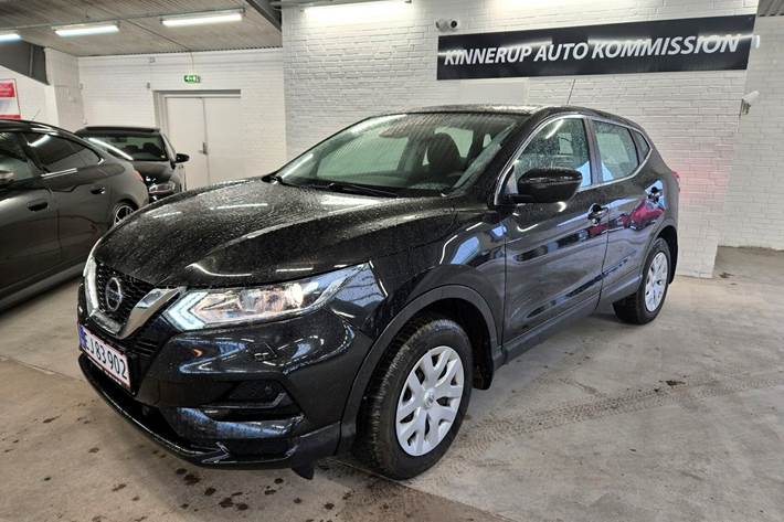 Sort Nissan Qashqai fra 2020 set udefra