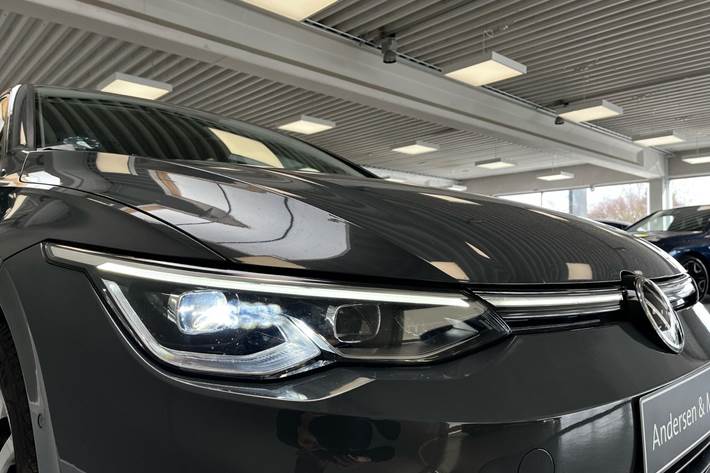 Grå VW Golf fra 2020