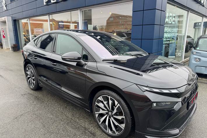 Sort Skoda Enyaq fra 2025 set udefra