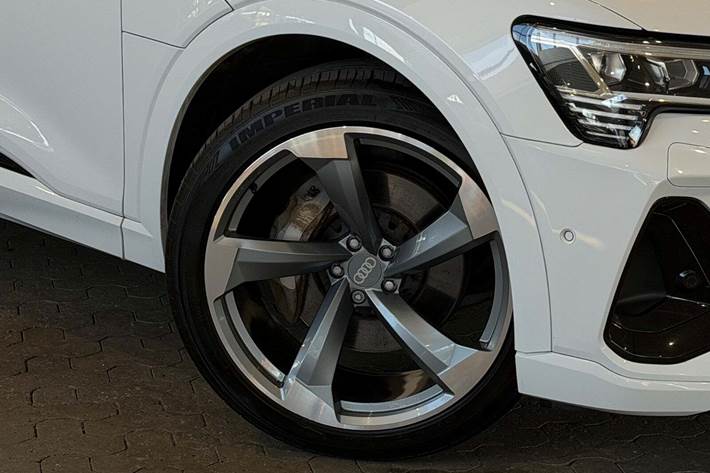 Hvid Audi e-tron fra 2021