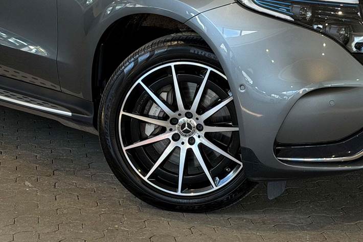 Grå Mercedes EQC400 fra 2021