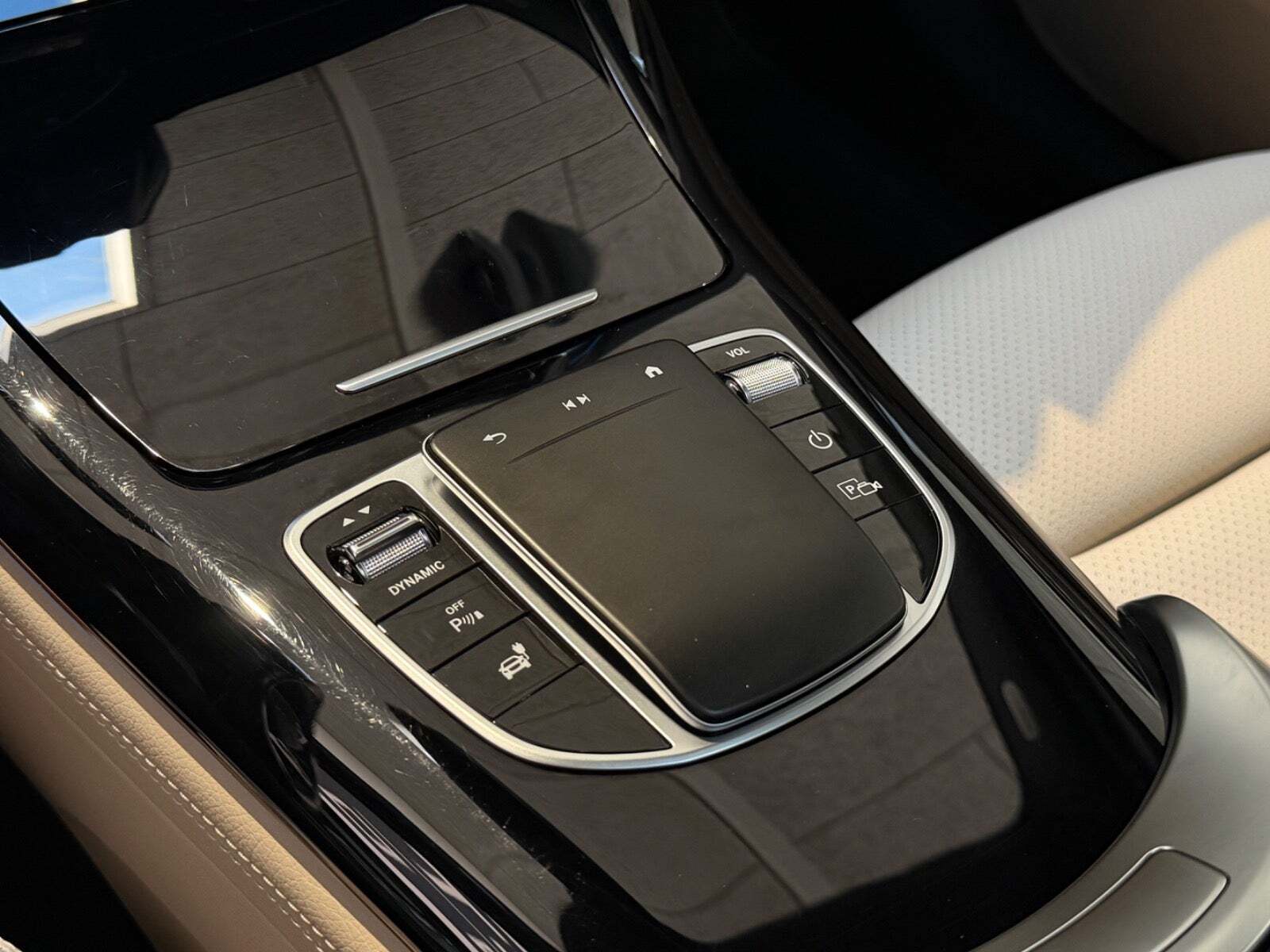 Grå Mercedes EQC400 fra 2021