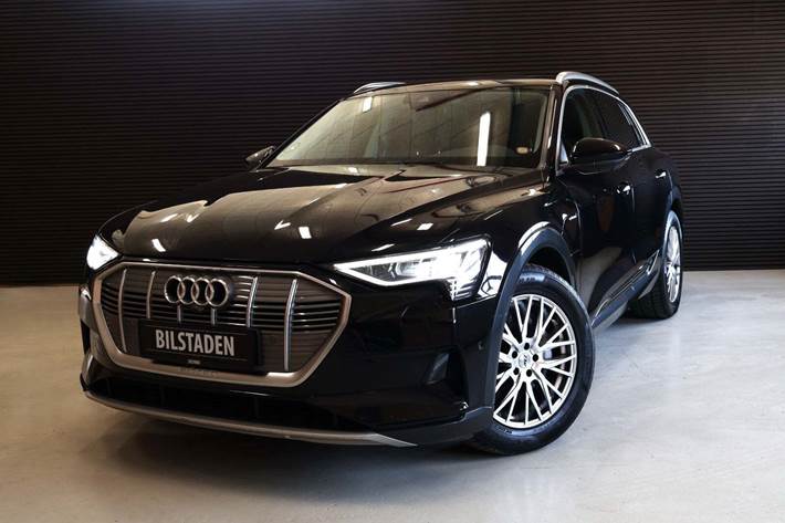 Sort Audi e-tron fra 2020 set udefra