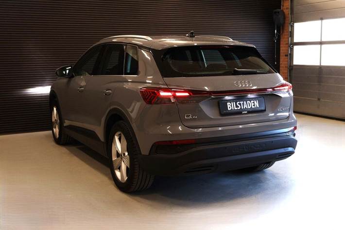 Grå Audi Q4 e-tron fra 2023