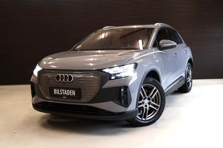 Grå Audi Q4 e-tron fra 2024 set udefra