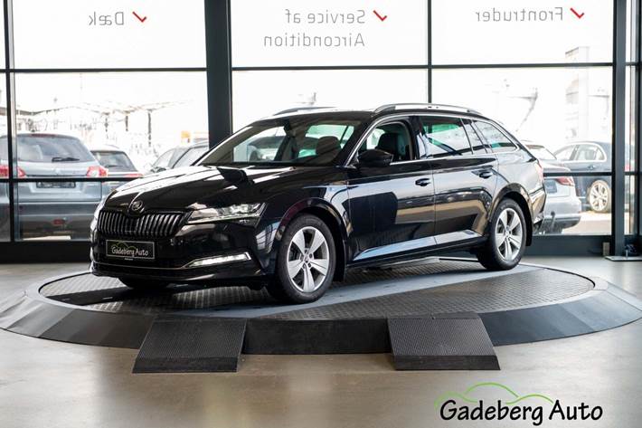 Sort Skoda Superb fra 2019 set udefra