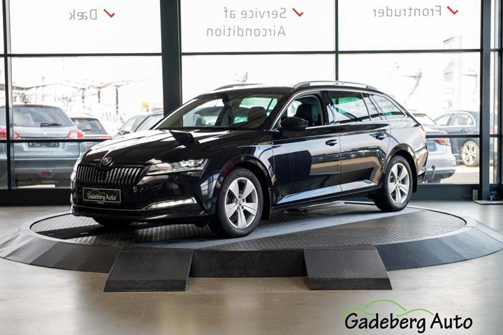 Sort Skoda Superb fra 2019 set udefra