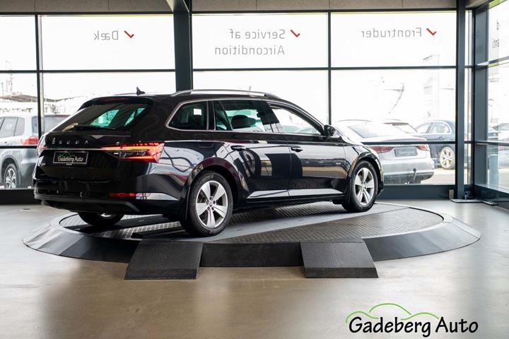 Sort Skoda Superb fra 2019