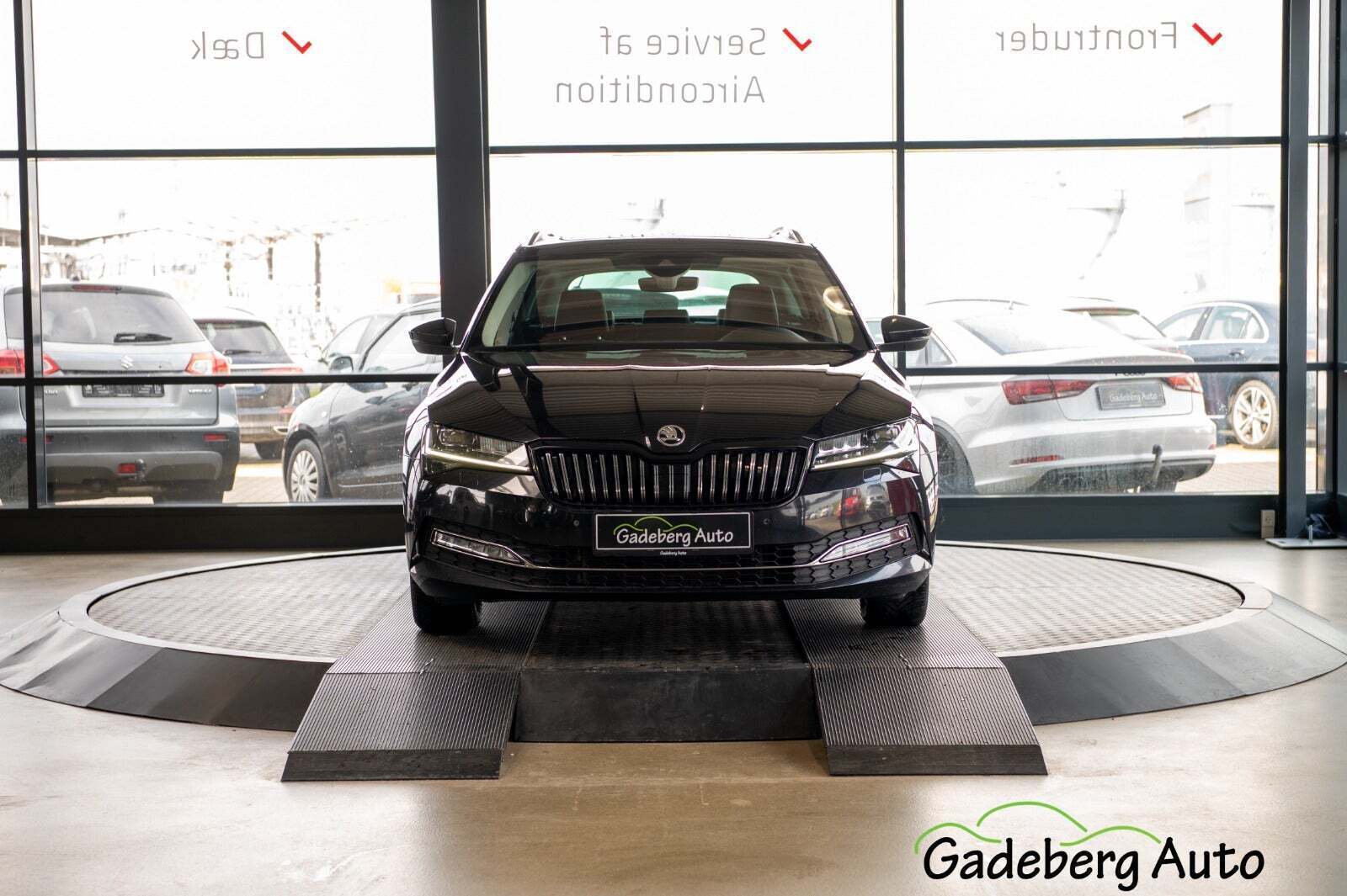 Sort Skoda Superb fra 2019