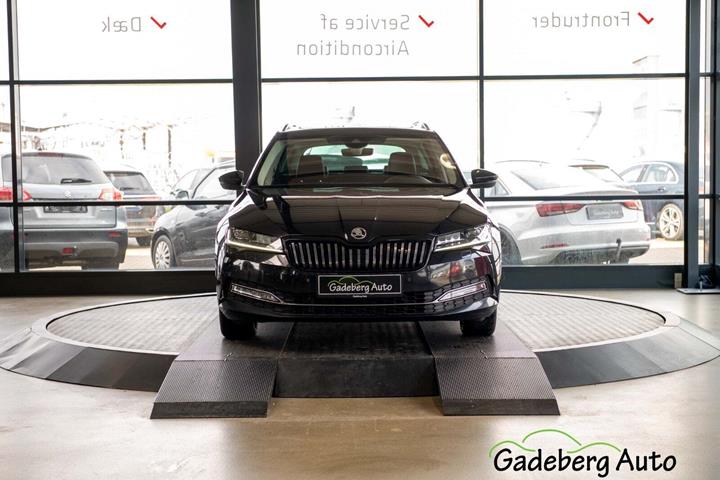 Sort Skoda Superb fra 2019