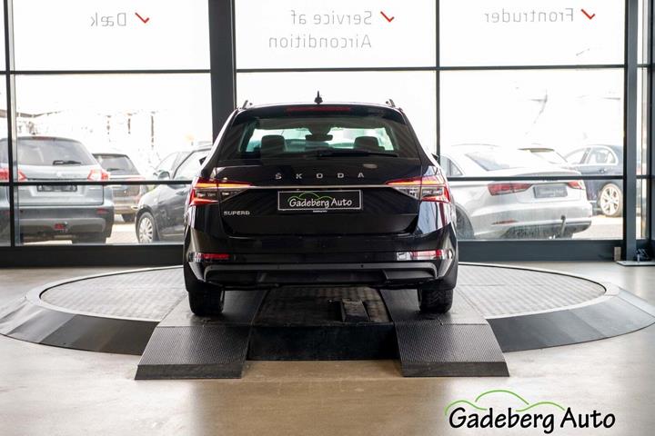 Sort Skoda Superb fra 2019