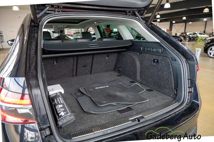 Sort Skoda Superb fra 2019