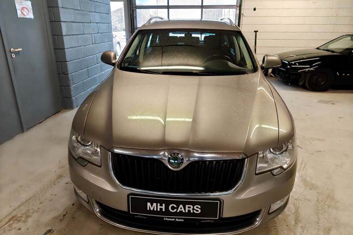 Gul Skoda Superb fra 2011